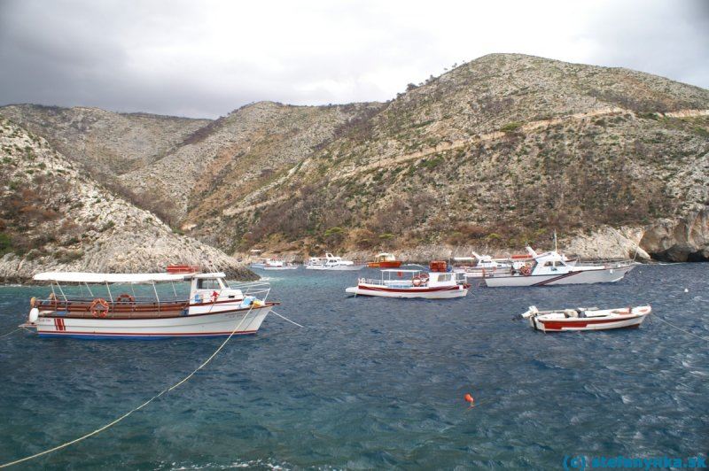 Porto Vromi, Zakynthos. Severnejší prístav v zátoke Porto Vromi. Cesta k južnejšej zátoke je viditeľná na protiľahľom kopci