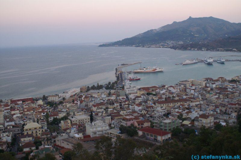 Zakynthos. Podvečerný pohľad z Bochali na mesto, prístav, stredisko Argassi a kopec Skopos (zdola hore)