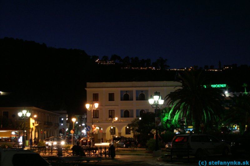 Night colour of Zakyntos. Námestie Dionýsia Solomosa v slušivej bielo-čierno-zelenej