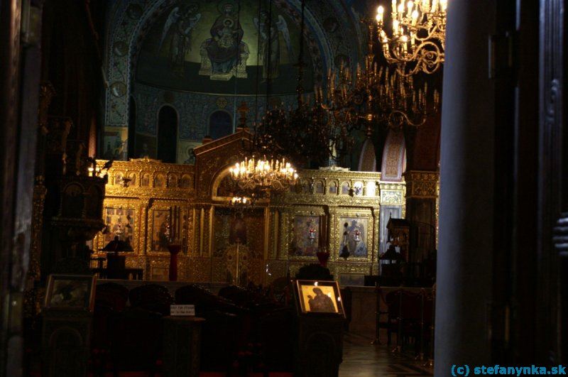 Zakynthos. Chrám Agios Dionisios - ešte jedno foto. Fotenie a filmovanie vnútri zakázané, jedny dvere však mali otvorené s mrežou, aby sa vyhovelo aj turistom. Majú za to u mňa jedno malé, bezvýznamné plus.