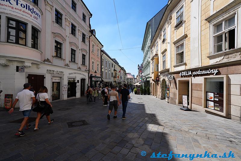 >Bratislava. Michalská od veže smerom na Ventúrsku