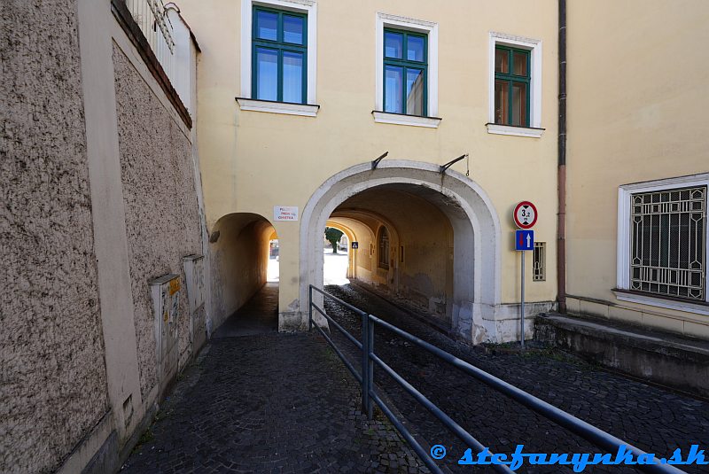 Nitra. Prechod na Župné námestie