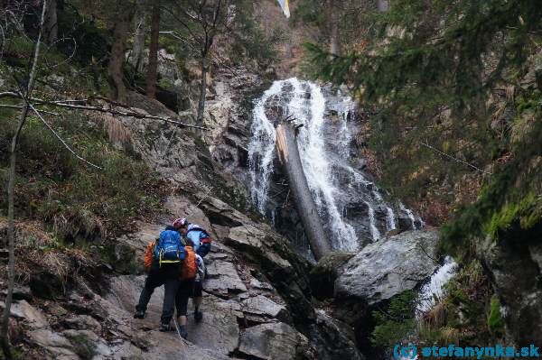 Začiatok C-variantu Feraty HZS. Mokré platne a občas striekajúca voda. Tu niekde som už skryl aj fotoaparát.