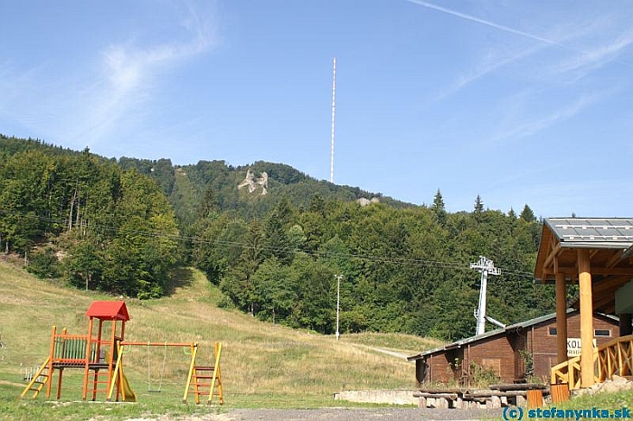 Králiky. Pohľad z lyžiarskeho areálu Králiky na Skalku a vysielač