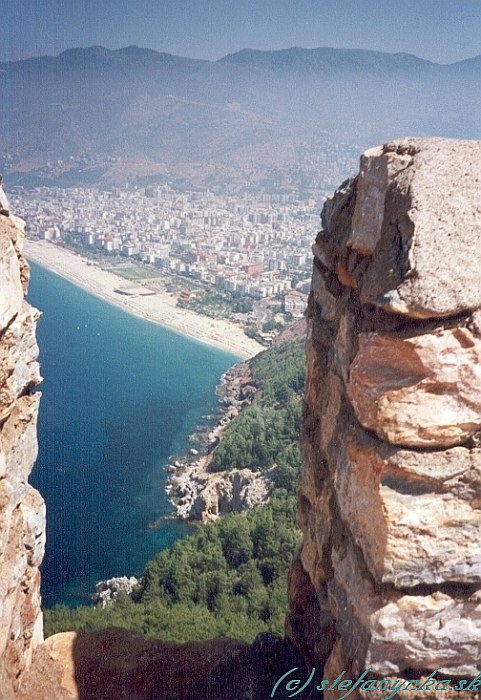 Hrad Alanya. Pohľad na Kleopatrinu pláž.  Hotel Kleopatra West bol približne v miestach, kde pláž mizne za ľavou hradbou