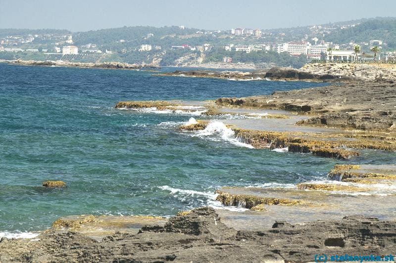 Smerom na západ od hotela Aska Just in Beach sa vyskytovali aj takéto útesy. 