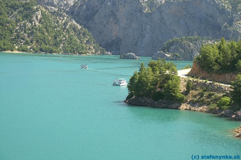 Pohľad na priehradu Oymapinar Baraji, kde sa chodí na Green Canyon plavbu. Pohľad z násypu pri priehradnom múre. Za maličkým ostrovčekom začína samotný kaňon, lode však plávajú aj doprava.