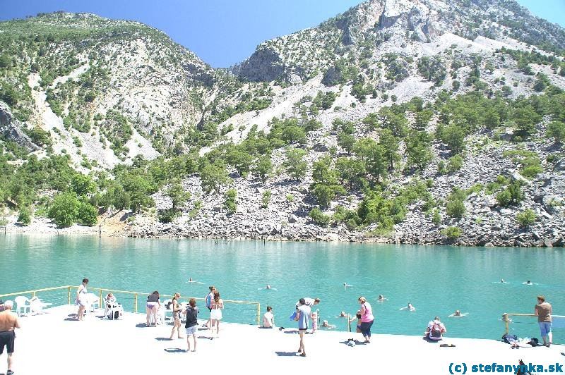 Green Canyon - Móla na kúpanie, odkiaľ sme mohli vliezť do vody. Boli asi postavené mimo hlavných prúdov, pretože voda bola pomerne teplá. 