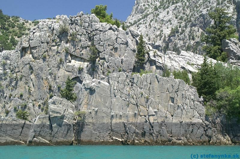 Green Canyon. Slnko, zelená voda, modrá obloha, skaly - ideálne miesto na strávenie aj lezeckej dovolenky. Chýbalo akurát to pivo, ktoré tu neponúkali