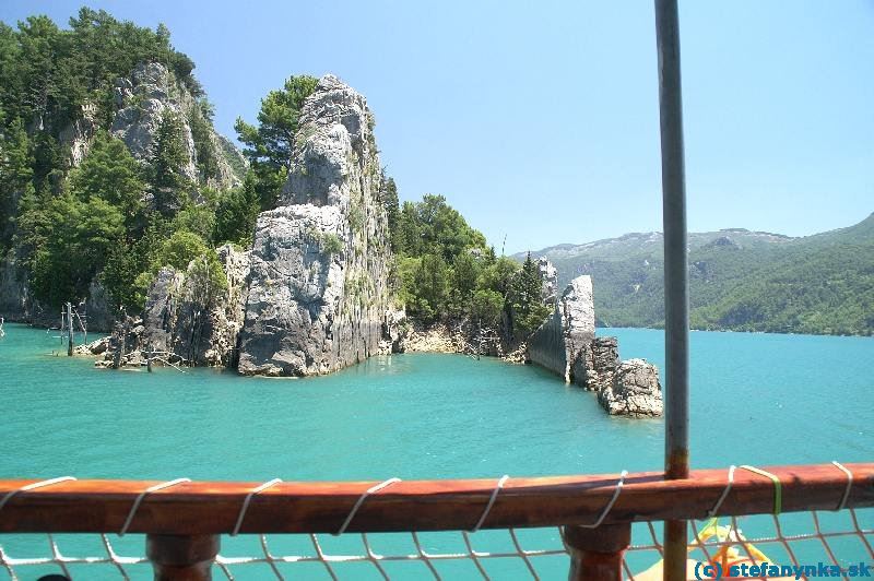 Green Canyon. Pohľad na múrik zo skál. Práve plávame do malého kaňonu. Samozrejme že green.