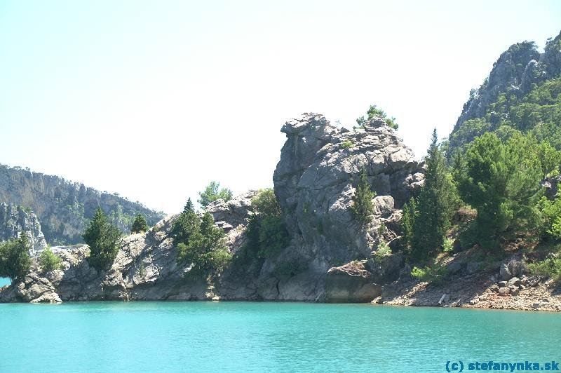 Green Canyon. Pri druhom móle na kúpanie. Smerom k priehradnému múru bola taká zaujímavá skala, plná fantázie. Niekomu trochu pripomínala vztýčenú kobru, mne skôr ťavu (a to som ani nepil)