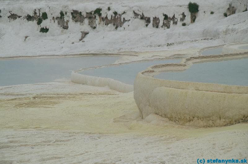 Vane v Pamukkale. Niektorí zábery z nedávnej minulosti ukazovali, ako sa v nich kúpali davy ľudí. Ale žeby to niekto po sebe umyl, to už nie. Preto to takto vyzeralo v roku 2012