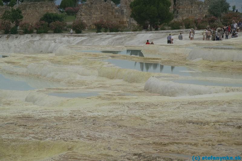 Pamukkale. Horná časť terás, teraz už čiastočne vyschnutá. Ja som vedel, že tie Pampersky sú svinstvo