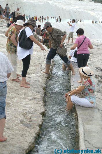 Pamukkale. Takýto krásny kanál vykopali cez terasy Pamukkale, aby nemuseli dodávať vodu každej jednej terase. Ľudia tam sedeli, močili (si nohy), prípadne sa máchali ako jeden celok. Hore bola voda najteplejšia a bolo tam aj najviac ľudí. Postupne voda chladla a ubúdalo aj ľudí. Asi to bol nejaký zvláštny druh, vyskytujúci sa iba pri horúcich prameňoch