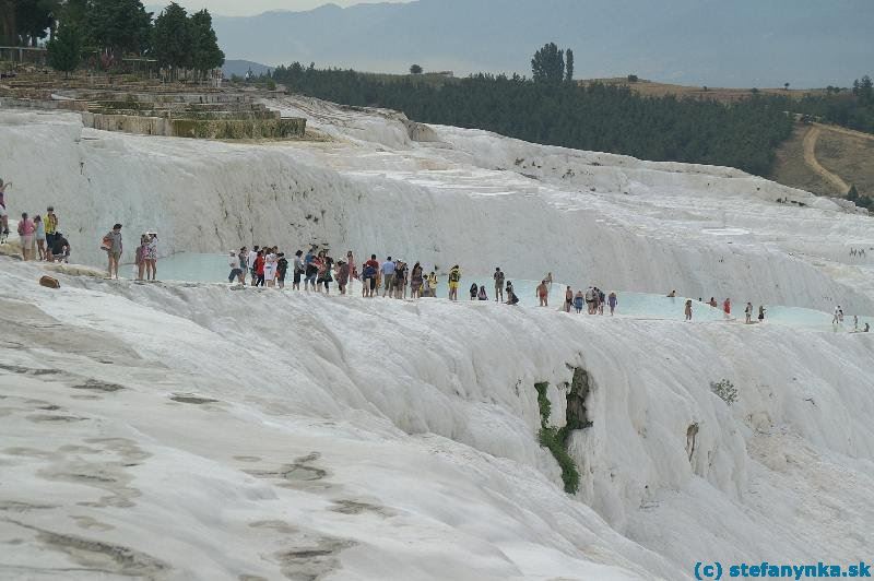 Dav ľudí na terase v Pamukkale