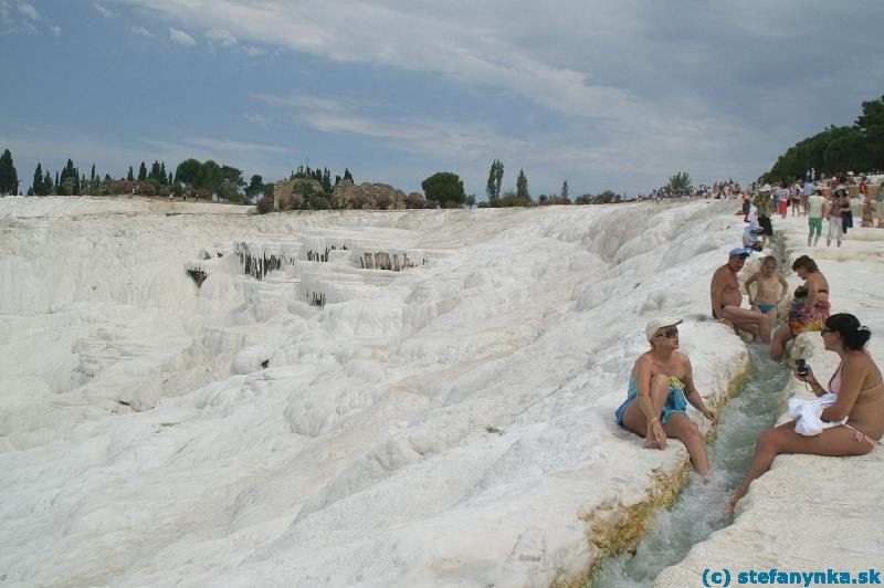 Pamukkale. Pohľad z promenádnej terasy na čiastočne vyschnuté terasy