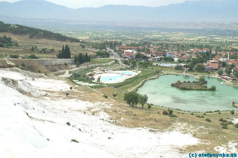 Pamukkale. To zelená vpravo bolo asi zberné jazierko. To oko vľavo od jazierka (približne v strede obrazu) boli terasovité bazény pravdepodobne miestneho zbohatlíka. Asi práve preto bol cez promenádovú terasu vykopaný ten jarok, aby sa voda čím rýchlejšie dostala k podnikateľovi a zbytočne sa neochladzovala