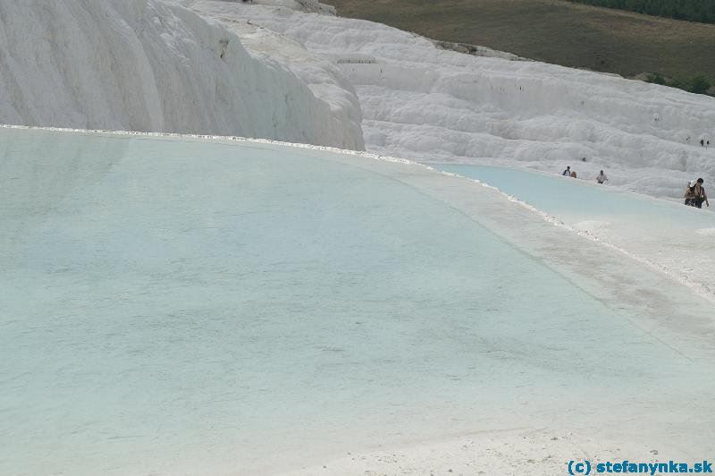 Pamukkale. Bazény v spodnej časti terasy boli prázdnejšie, teda aj fotogenickejšie. A navyše tu už nepobehovalo toľko rusky hovoriacich občanov, čo sa neustále pchali do objektívu (teda, občas).