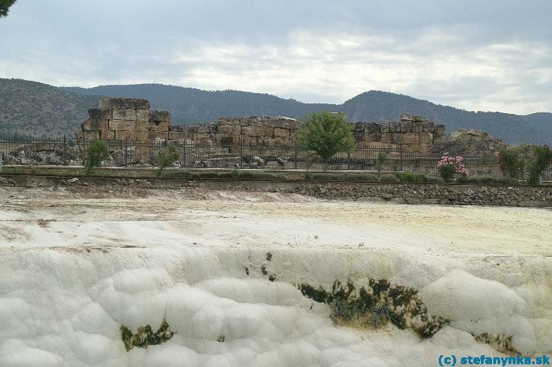 Pamukkale bolo to biele dole a Hierapolis to kamenné nad tým