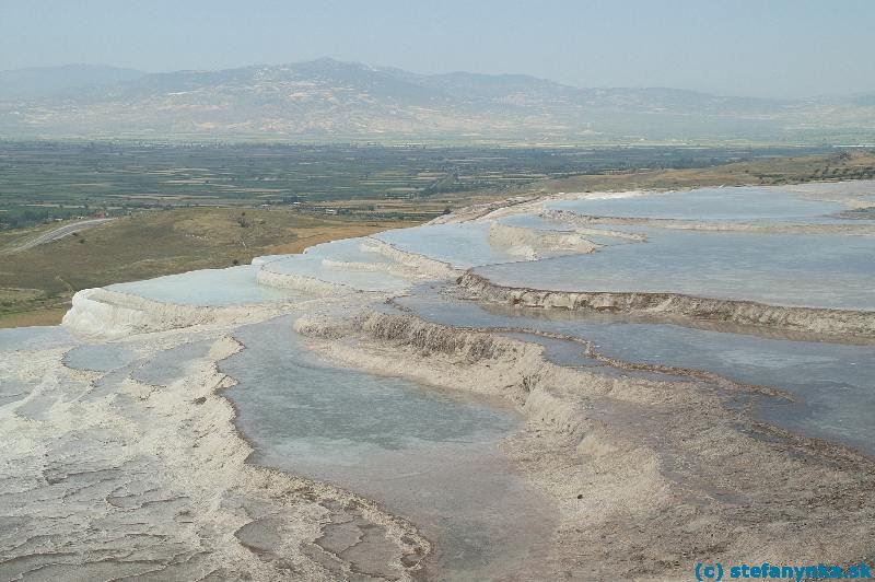 Na východnej strane Pamukkale sa okrem suchých terás nachádzalo zopár zavodnených, aby aj turisti videli, ako by to tu mohlo vyzerať, keby sem vôbec nechodili