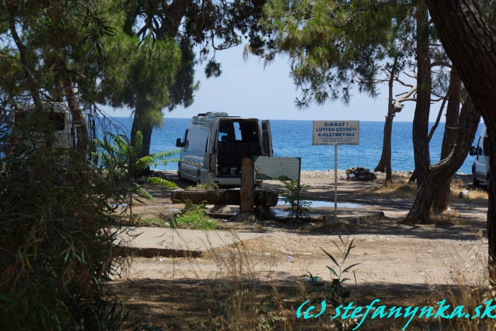 RV park Goynuk. Teda karavany, občas stany, autá, autobusy.... Voda k dispozícii