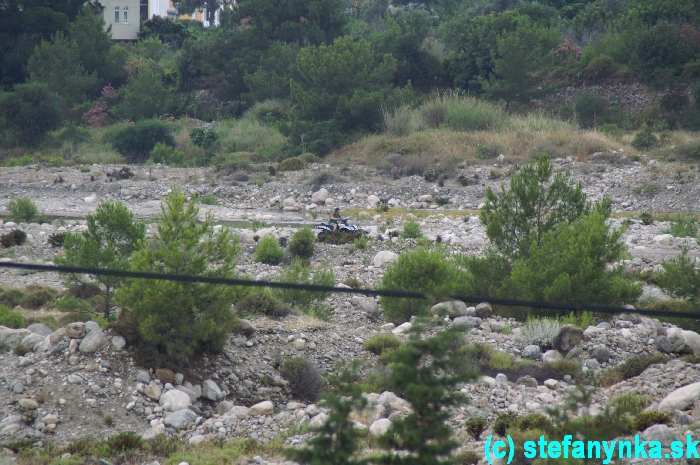 V ústí potoka (takmer až po vtok do mora) bol raj štvorkolkárov. Niekoľko pôžičovní krát nepočítane motoriek. Vyhradené miesto v štrkovom koryte potoka. Tých pár nadšencov sa aj tak ledva vlieklo po vačších aj menších kameňoch