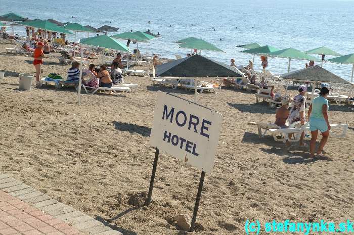 Mestská pláž v Beldibi. Okrem voľne prístupnej časti pláže mali hotely, ktoré boli ďalej od mora takéto vypísané a niekedy aj vyznačené časti na pláži s lehátkami a slnečníkmi.