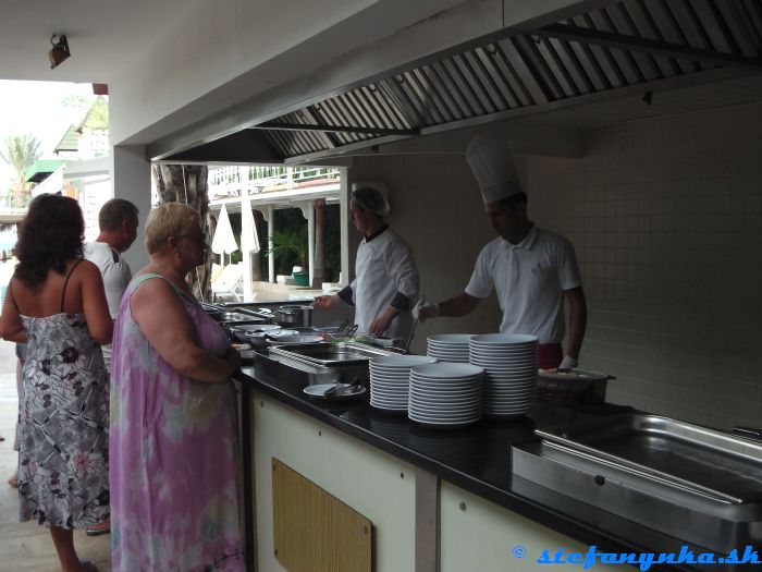 Galeri Resort. Pri vonkajšom sedení boli ešte vajcové hody. Vajcia na hniličku, volské oči, omeleta bez náplne, na požiadanie s náplňou, lievance, chlieb vo vajci...