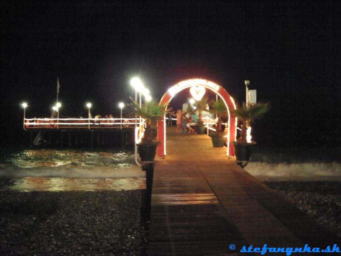 Galeri Resort. Z nočnej vychádzky po pobreží