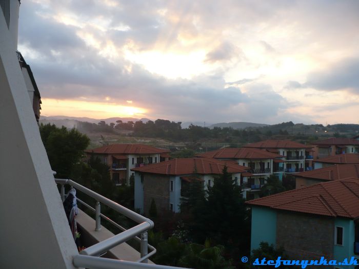 Galeri Resort. Pohľad do vnútrozemia. Vpredu ubytovanie rezortu Gypsophilla. Za tými stromami pod vychádzajúcim slnkom bolo pravdepodobne miestne smetisko, ktoré občas horelo a potom sa nedalo dýchať.