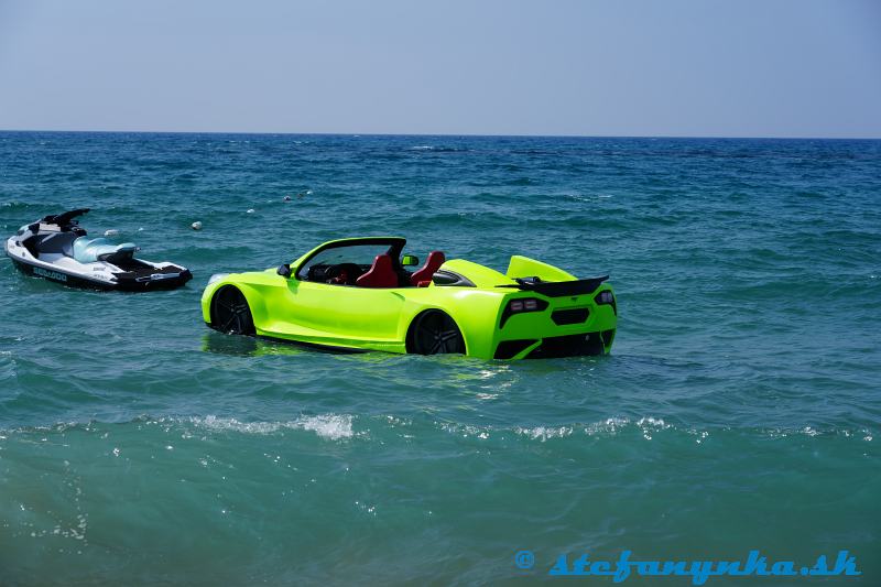Side. Niektorí nechali okúpať aj svoje auto Side. Niektorí nechali okúpať aj svoje auto