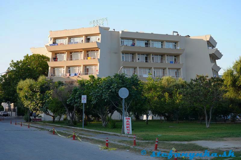 Nerton, Side, Turecko 2025. Tu nám vodič pri príchode zastal, aby sa popýtal miestnych, kde to ten hotel Nerton vlastne leží. Nerton, Side, Turecko 2025. Tu nám vodič pri príchode zastal, aby sa popýtal miestnych, kde to ten hotel Nerton vlastne leží.