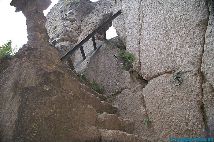 Hrad Súľov. Vstup na horné nádvorie. 