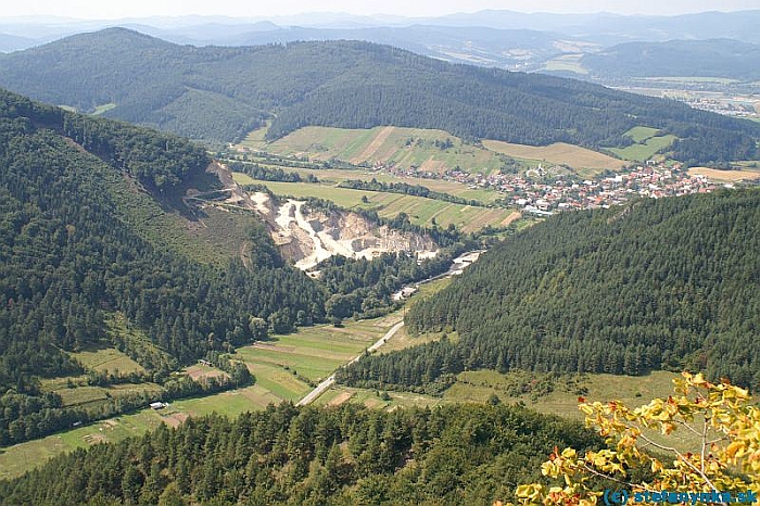 Súľov - Jablonové. Pohľad zo Súľovských skál na kameňolom a Jablonové