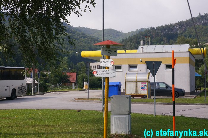 Brezová pod Bradlom. Rozcestník pri pumpe pod Mladosťou. Škoda, že tu nie je naznačená aj tá modrá značka do Dobrej vody, ktorá ide popri ceste a poza pumpu. Počas minulej návštevy Dobrej vody sa modrá značka nenachádzala ani tam