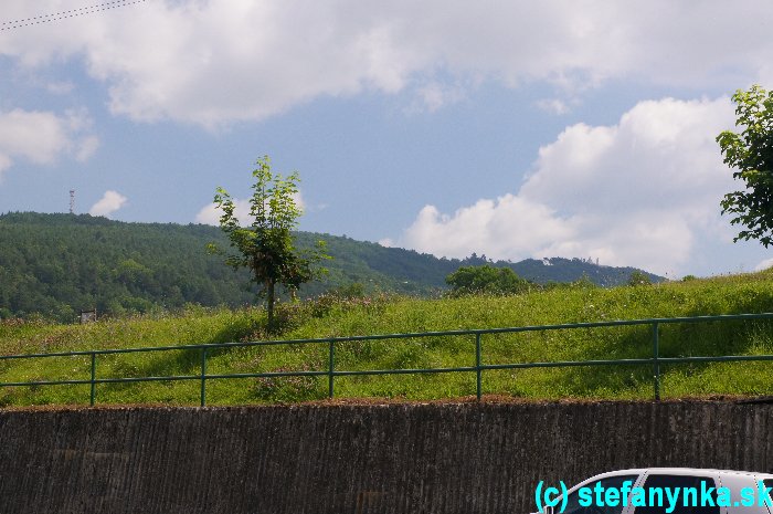 Brezová pod Bradlom - vpravo na kopci Bradlo - mohyla M.R.Štefánika