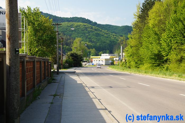 Brezová pod Bradlom, Výpadovka na Jablonicu. V pozadí benzínová pumpa, kde sa odbočuje doľava