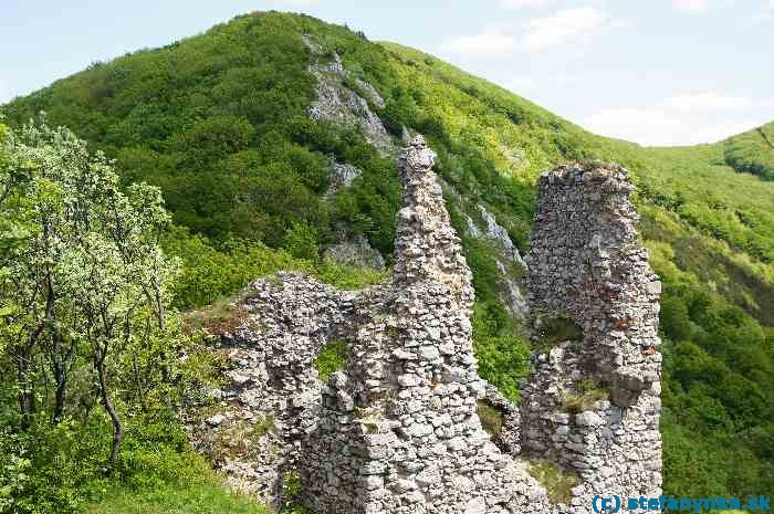 Hrad Ostrý Kameň a chodník na Záruby