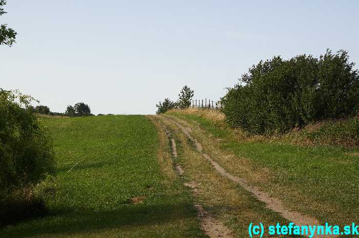 Príjemný chodníček nad Lozornom