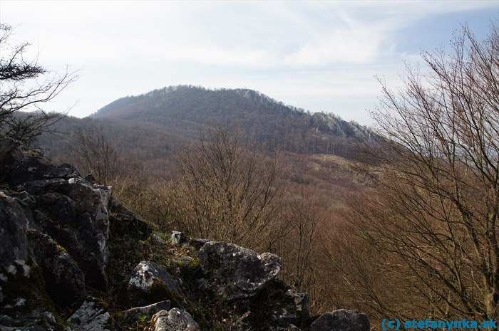 Taricové skaly (v popredí) a Vysoká