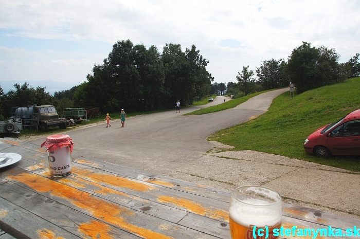 Holubyho chata, Veľká Javorina. Prišiel som z hrebeňa tou asfaltkou vpravo, pokračoval som asfaltkou vľavo