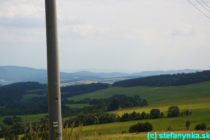 Pohľad na Čachtický hrad - druhý (taký malý) kopec vpravo od stĺpa. V pozadí Považský Inovec