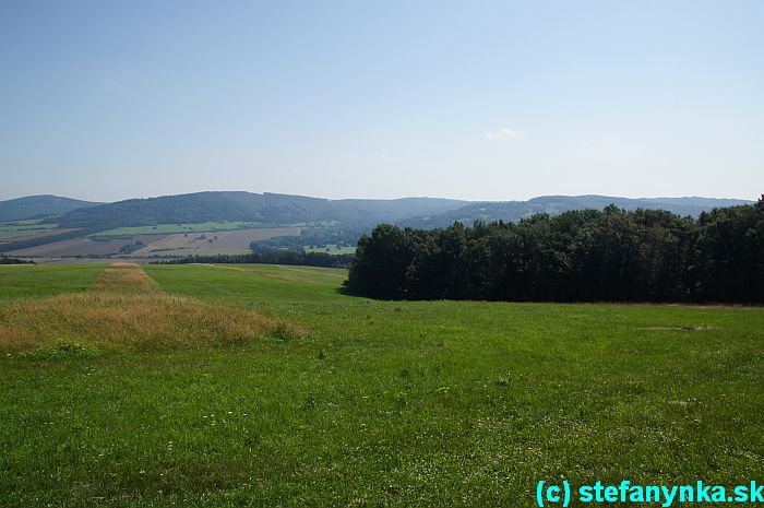 Niekde v týchto miestach sa odpájala pôvodná červená značka. Tá viedla asi vľavo od stromov. Ja som prichádzalk od Zimákov (sprava fotky)