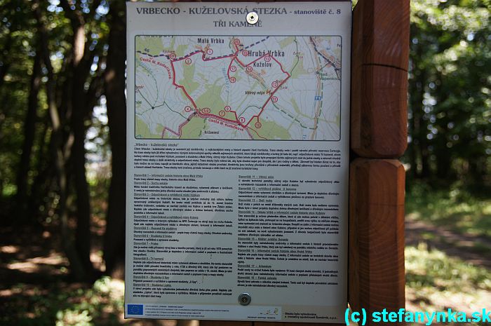 Sedlo U troch kameňov. Vrbecko-kuželovská stezka. Fajn vyznačené, kde sa ktoré miesto nachádza, kde je vyčistená studnička a pod, len škoda, že tam chýba bližší údaj o vzdialenosti.