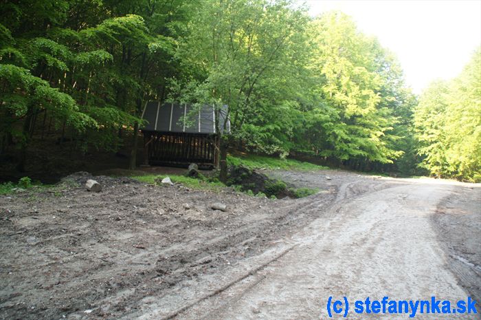 Krmítko pod sedlom Skalka. Koniec asfaltky