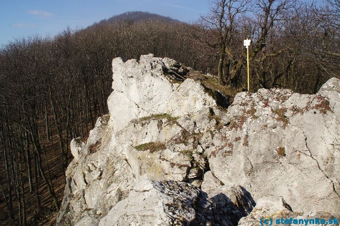 Havrania skala - lezecké terény. V pozadí hrebeň na Záruby