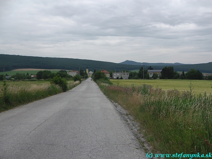 Žirany spod kameňolomu. Na tom kopčeku na pozadí je hrad Gýmeš