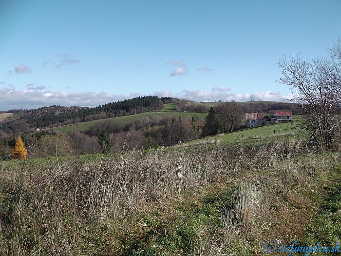 Pohľad späť na Machnáč (kopček vpravo nad domami)