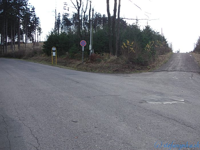 Mikulčin vrch (pohľad späť). Doľava vedie cesta k chate Vyškovec, pravá asfaltka vedie na Veľký Lopeník