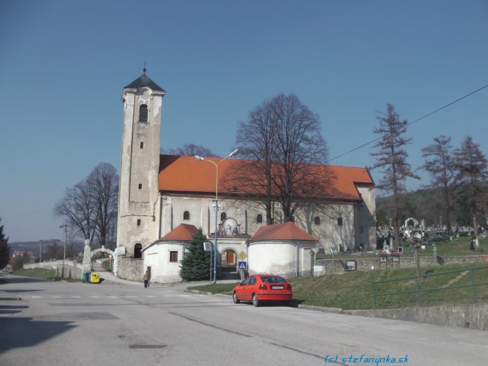 Brezová pod Bradlom. Tú bránu za žltým kontajnerom vraj navrhoval Jurkovič. Škoda, že nenavrhol aj tu predajňu v začiatkoch tohto výletu